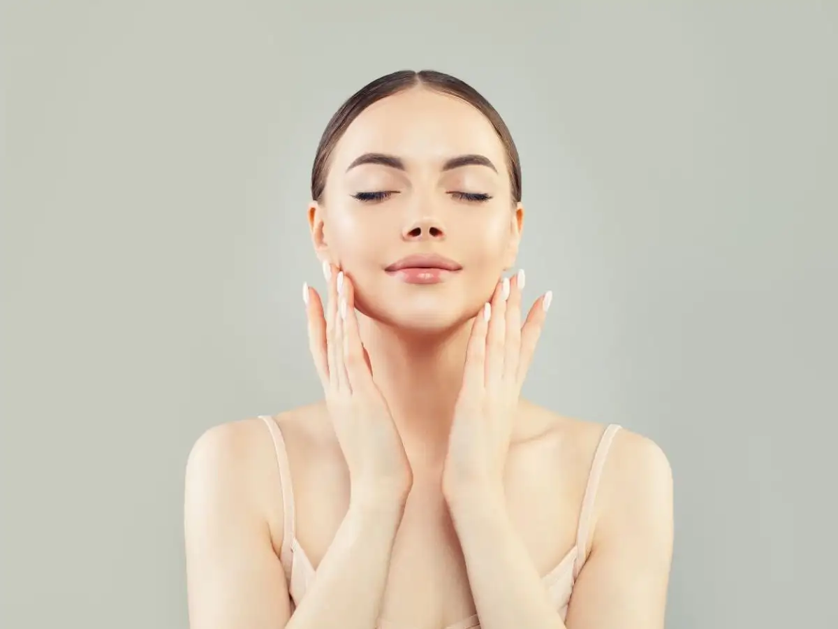 Việc duy trì độ ẩm hợp lý cho da là rất quan trọng, đặc biệt với da dầu