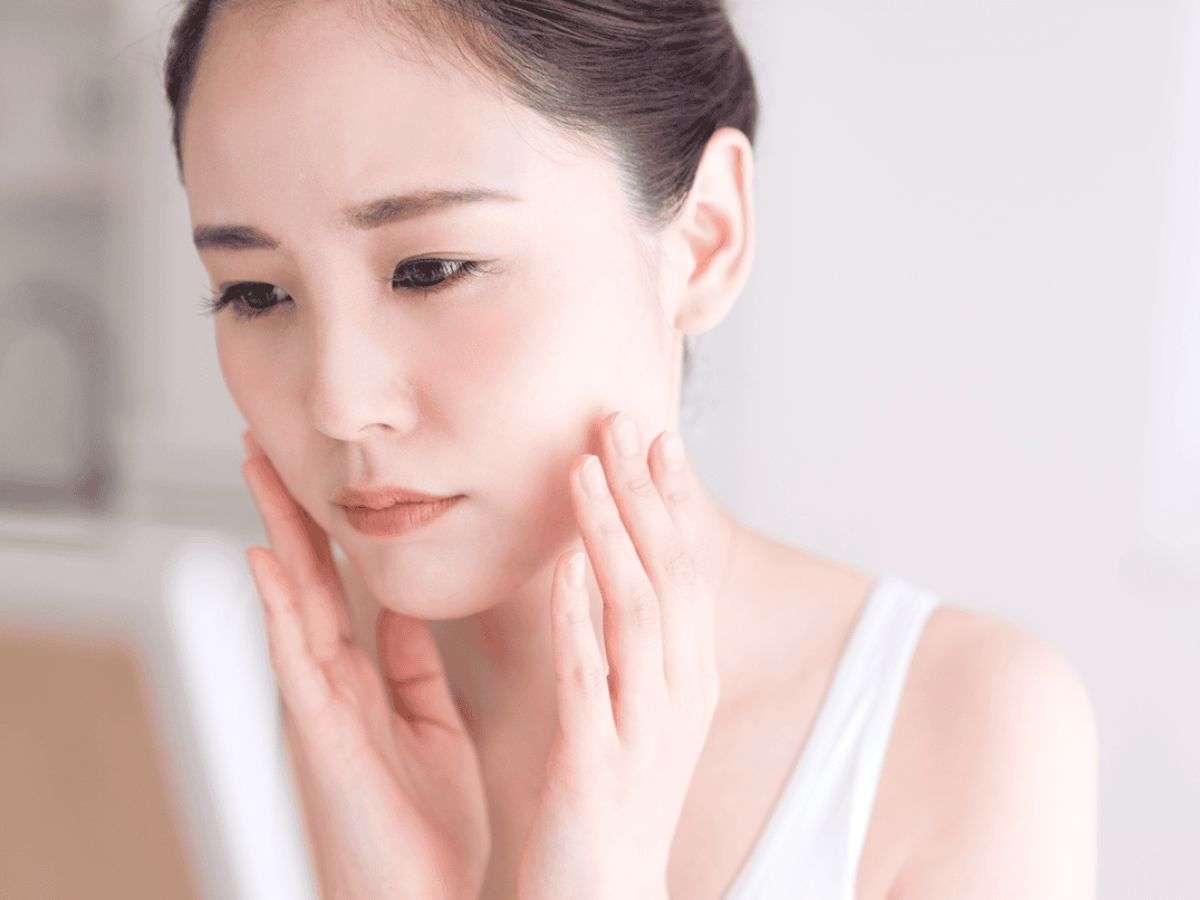 Da hỗn hợp mụn nên sử dụng kem nền kiểm soát dầu và giữ ẩm tốt 