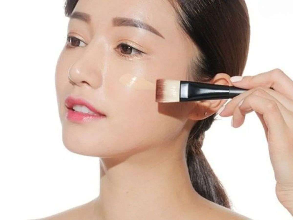 Da dầu mụn nên ưu tiên sản phẩm oil-free để hạn chế tình trạng bóng nhờn trong ngày