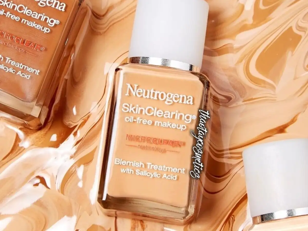 Kem nền cho da mụn Neutrogena Skin Clearing Liquid Makeup