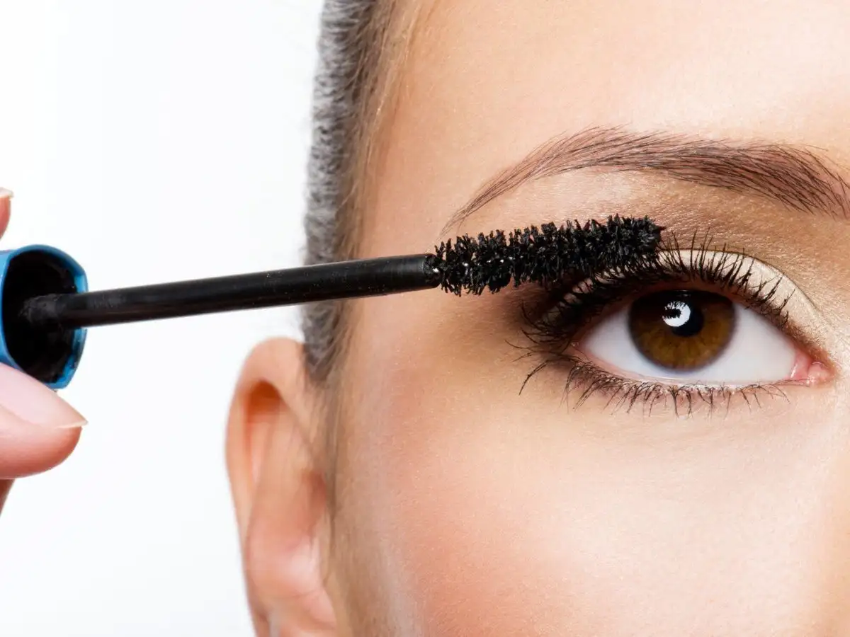 Chuốt mascara theo đường ziczac giúp mực bám đều hơn