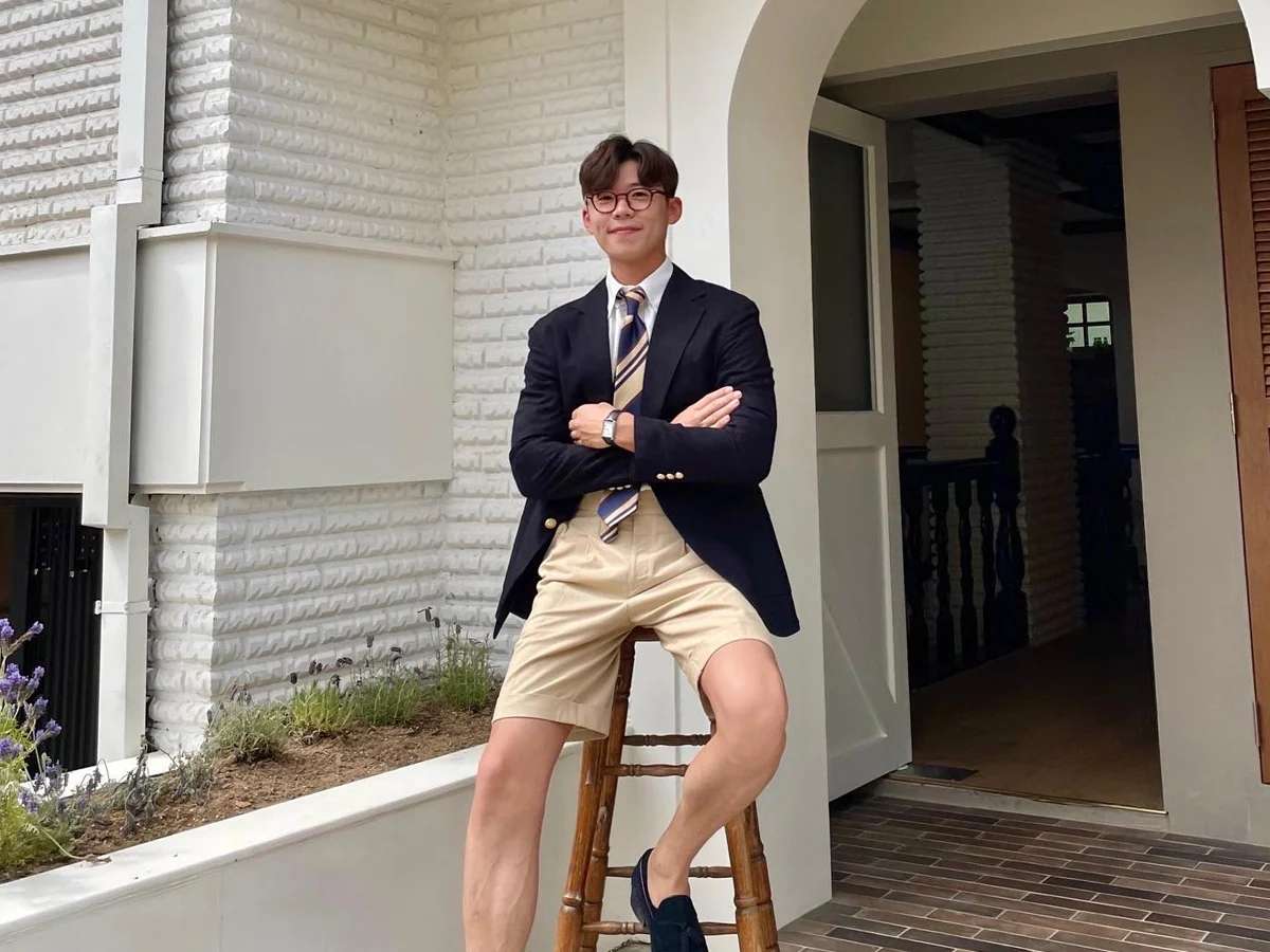 Phối blazer caro nam với quần short để thêm phần năng động 