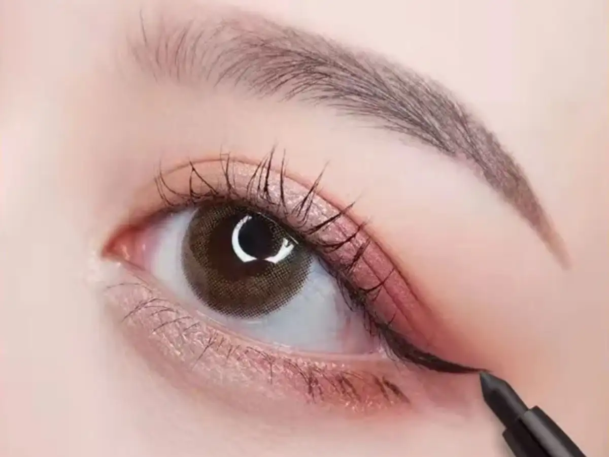 Một vài bí kíp giữ eyeliner luôn bền màu, không trôi