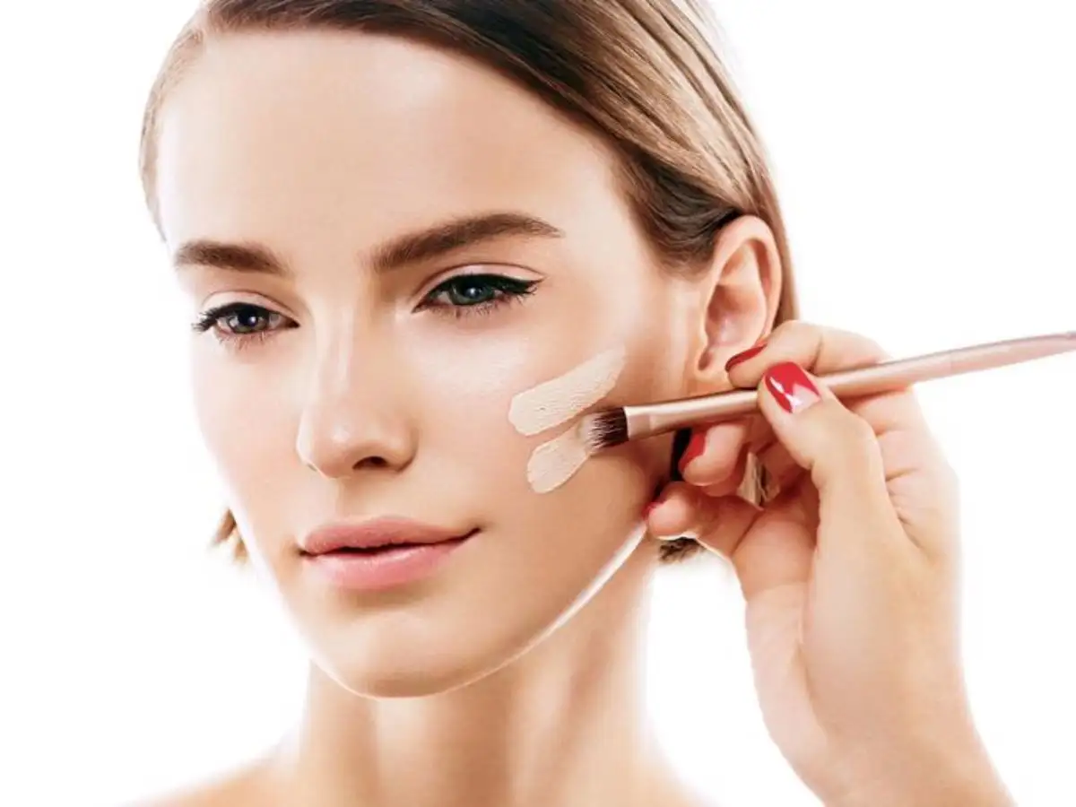 Da nhạy cảm dễ bị kích ứng nên cần kem nền có thành phần lành tính