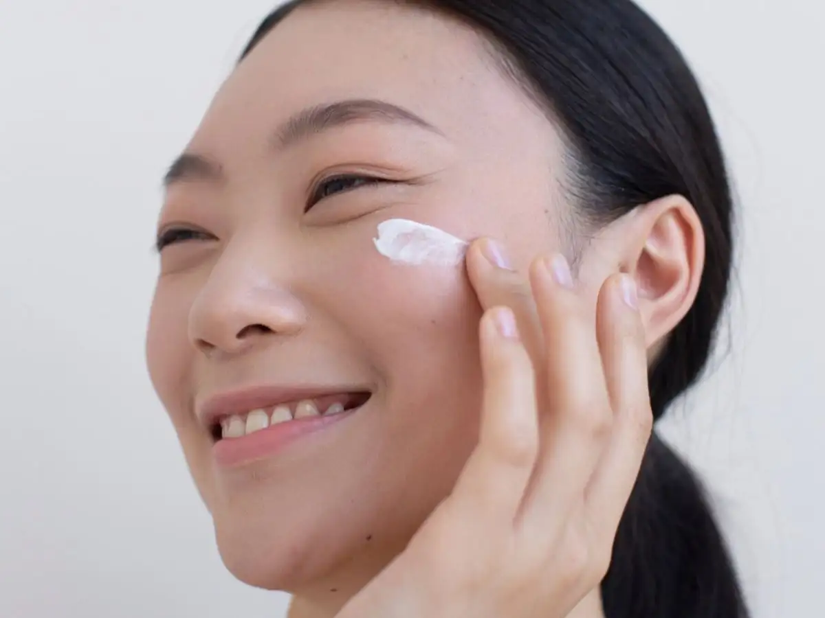 Da khô thường dễ bong tróc và cần kem nền giàu ẩm để tạo lớp nền căng mịn