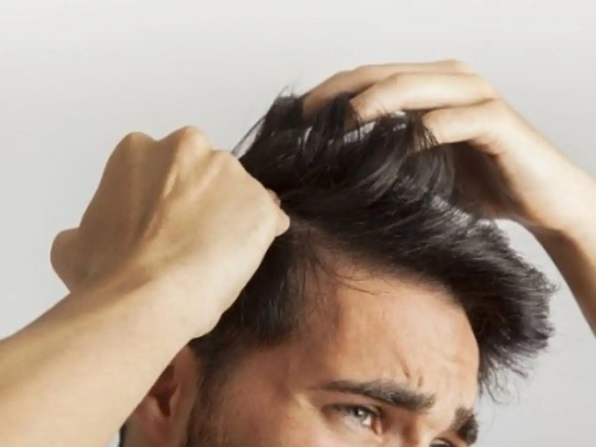 Tùy vào kiểu tóc mà chàng có thể chọn sáp, pomade hoặc gôm xịt phù hợp