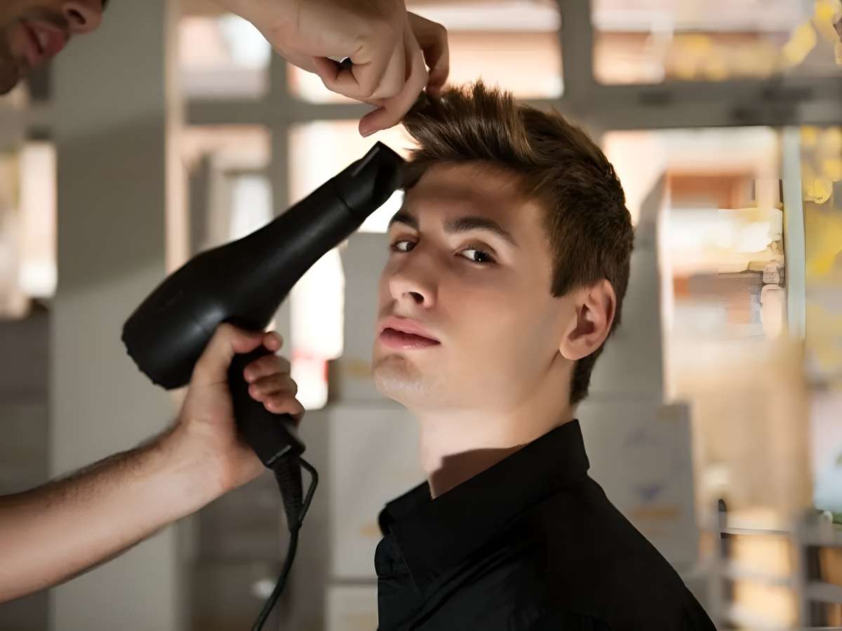 Để phần đỉnh Mohican trông bồng bềnh và vào nếp đẹp, kỹ thuật sấy tóc rất quan trọng
