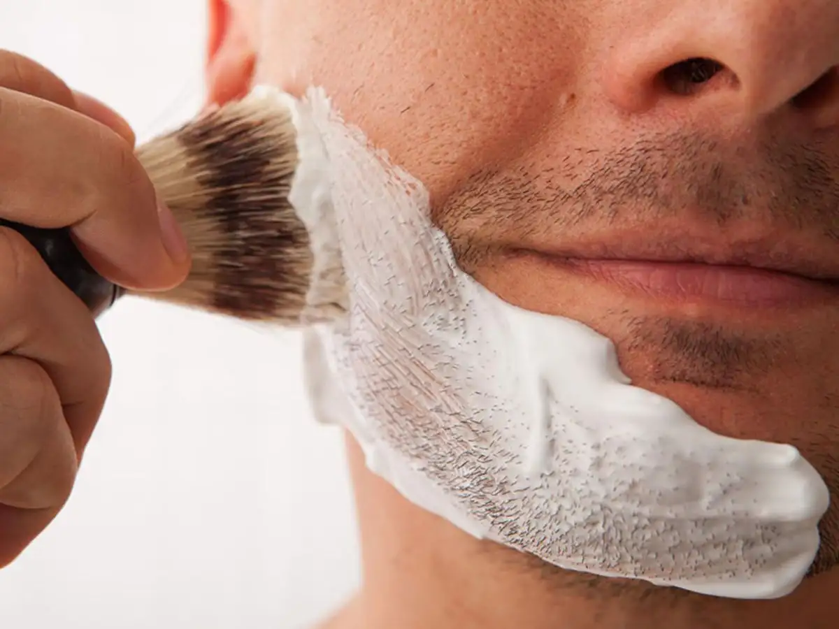Thoa đều một lớp vừa đủ lên vùng da cần cạo để tạo lớp đệm
