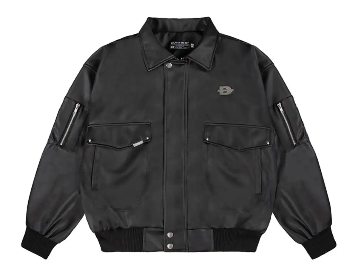 Áo bomber có thiết kế bo chun đặc trưng, vừa giữ ấm vừa tạo dáng thời trang