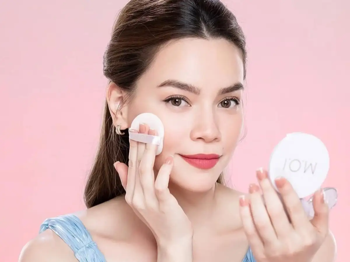 Chọn phấn nước kiềm dầu có tone màu phù hợp với da