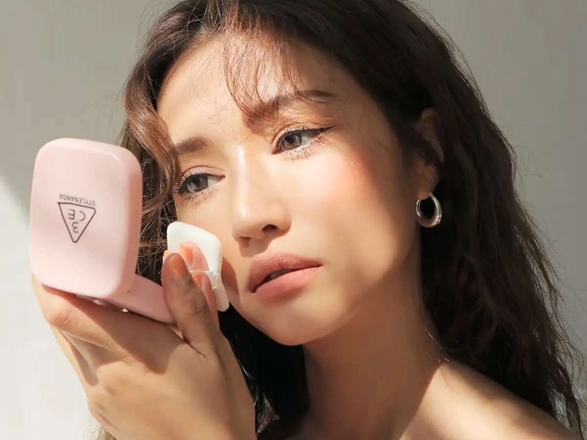 Phấn nước kiềm dầu tạo một lớp nền mỏng nhẹ