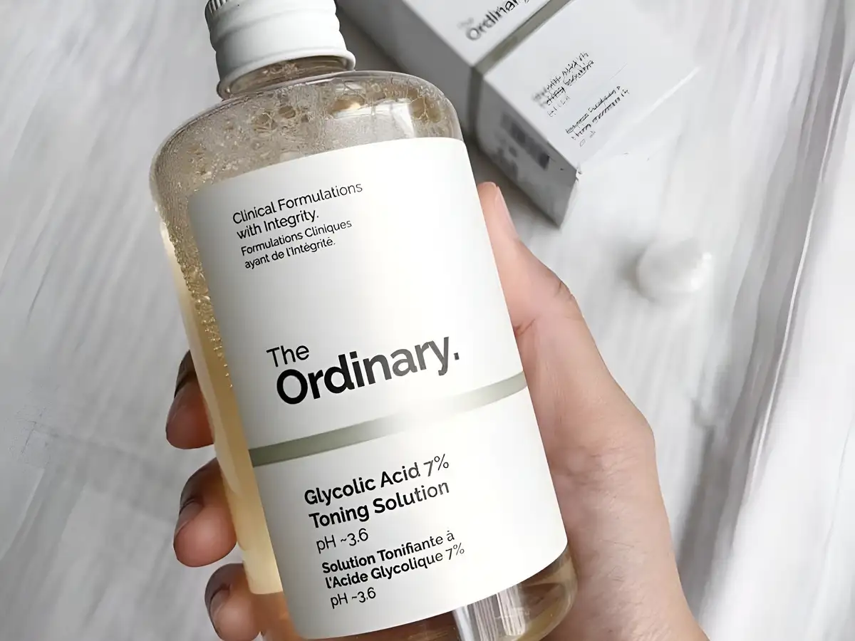The Ordinary chứa 7% AHA giúp tẩy tế bào chết, cải thiện độ sáng và kết cấu da