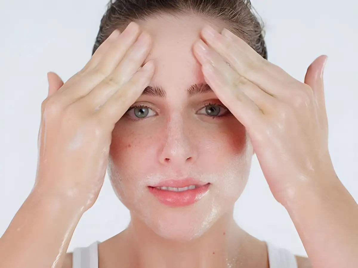 AHA là nhóm acid gốc nước, giúp lấy đi lớp da chết trên bề mặt, để lộ làn da sáng và mịn hơn