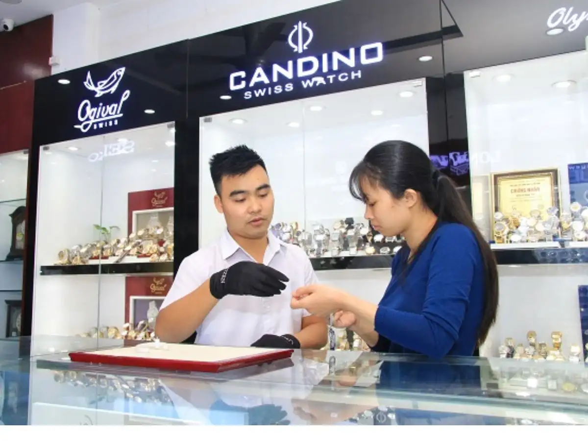 Thử đeo đồng hồ để cảm nhận sự thoải mái 