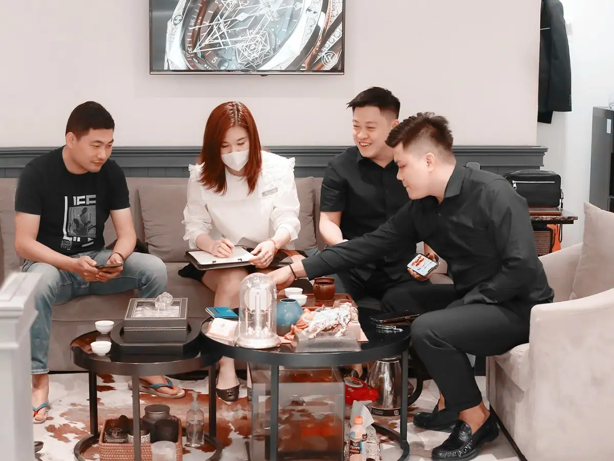 Nhân viên tư vấn đồng hồ chuyên nghiệp, thân thiện cho khách hàng