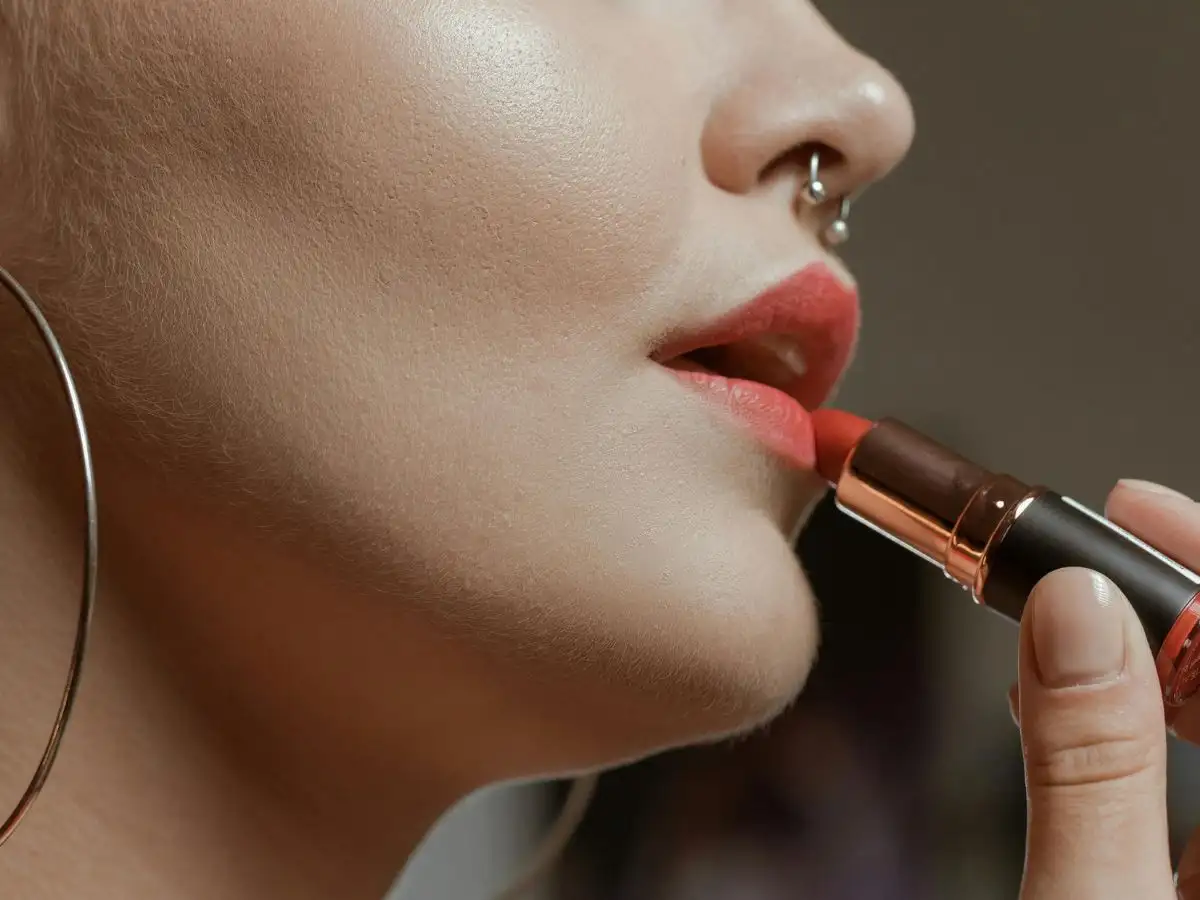 Son lì cũng có 3 loại cơ bản: son thỏi, son kem và son tint