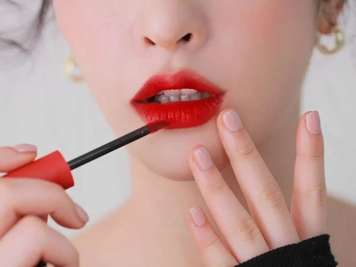Nên ưu tiên các mẫu son có độ bám màu tốt
