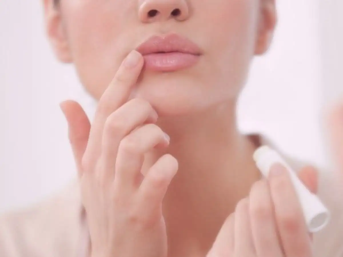 Chăm sóc nền môi khỏe mạnh sẽ giúp màu son lên chuẩn hơn