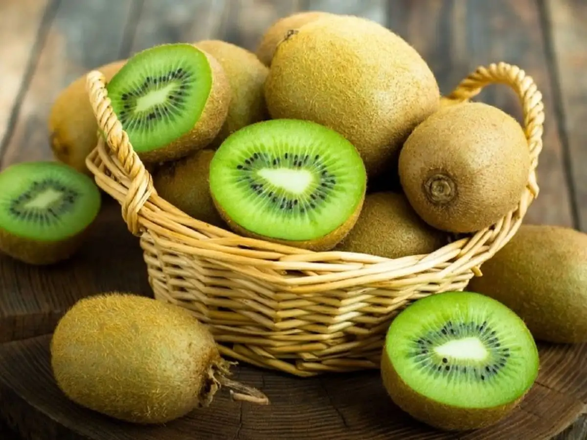Kiwi là nguồn cung cấp vitamin C hiệu quả và hỗ trợ giấc ngủ tốt