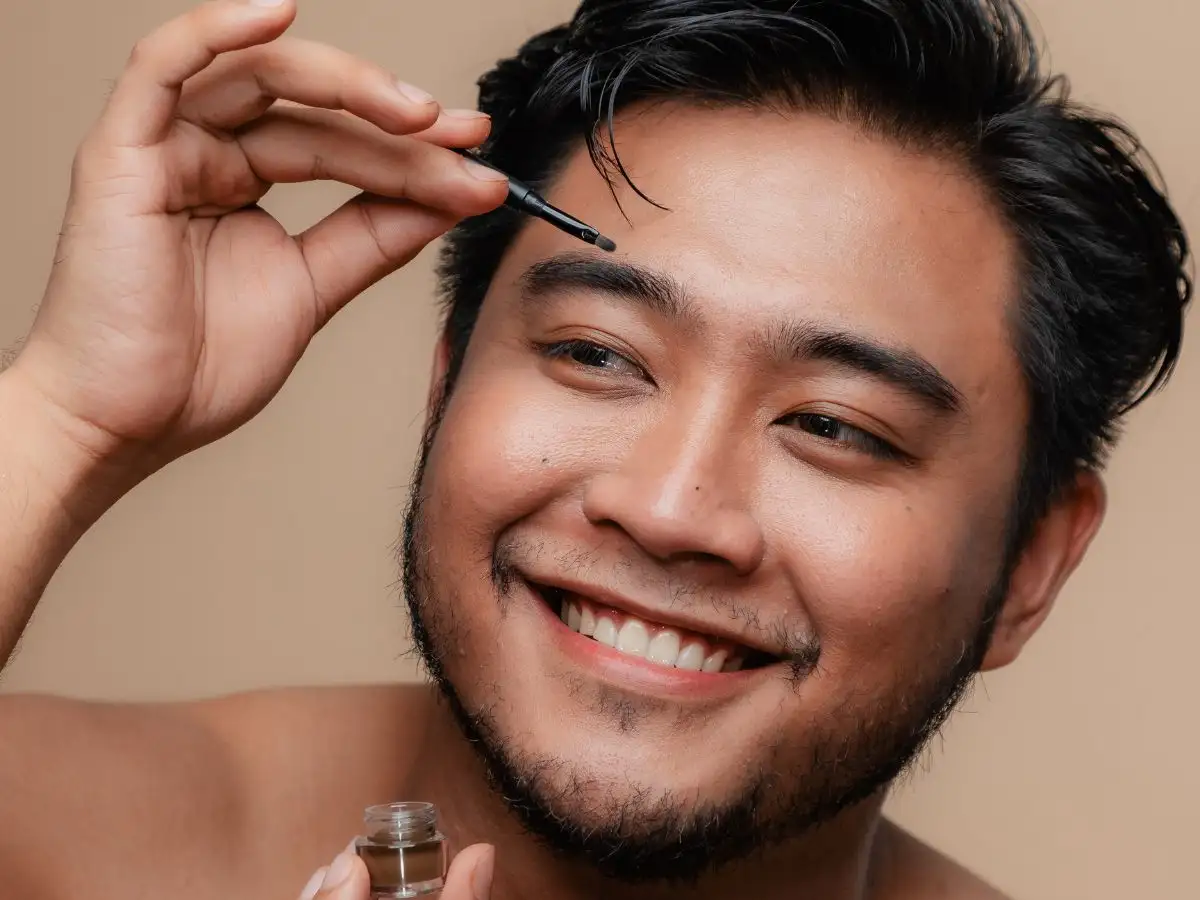 Sử dụng kem lót, che khuyết điểm là những bước cơ bản