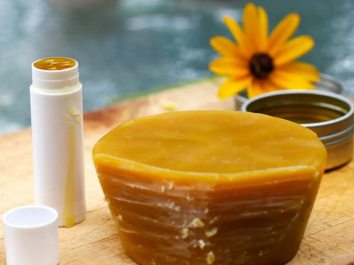 Sáp ong là nguyên liệu phổ biến trong các son handmade