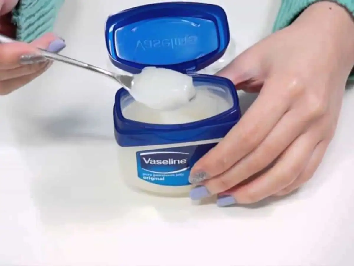 Son môi làm từ Vaseline có khả năng dưỡng ẩm tốt