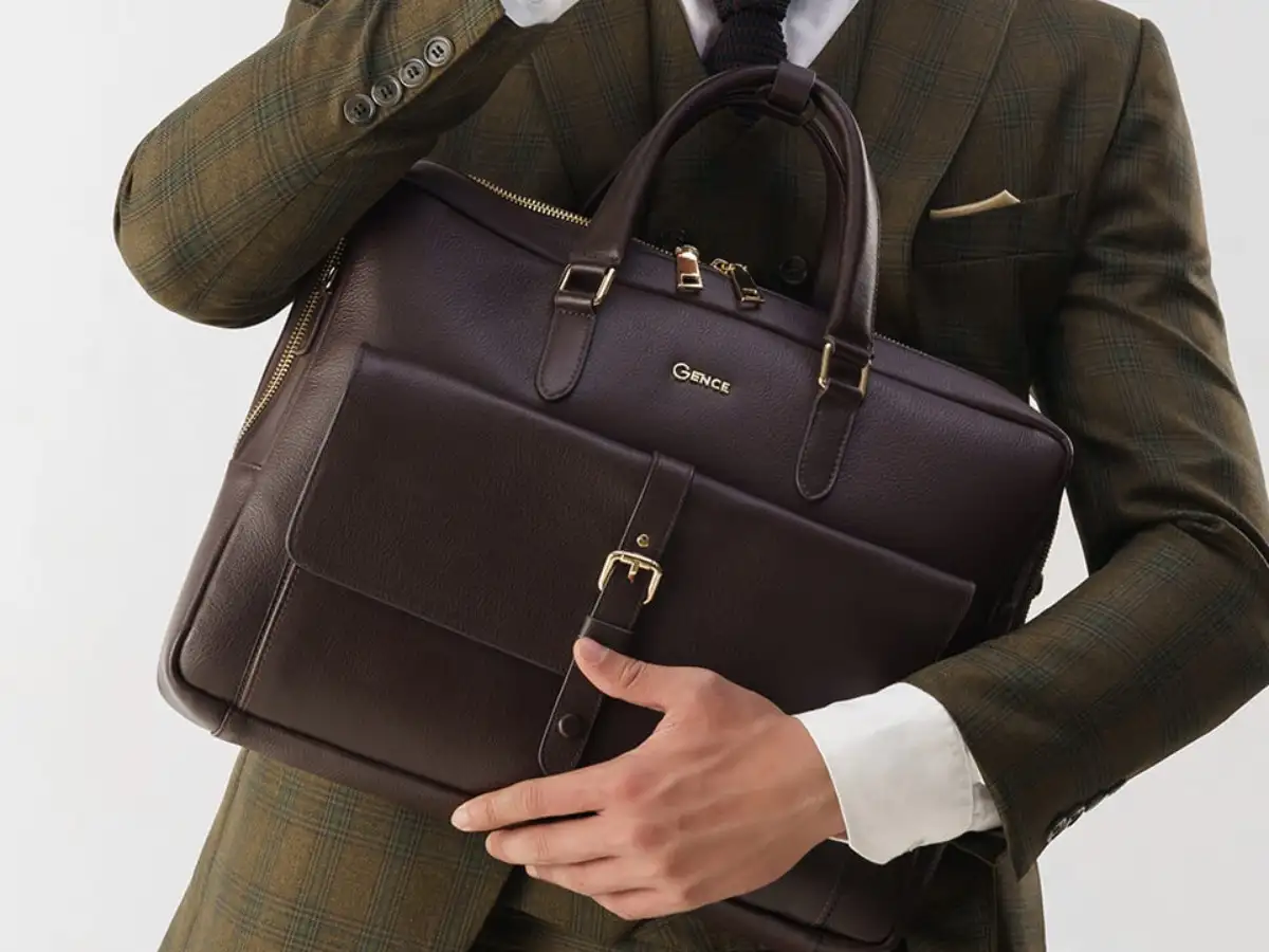 Khi chọn túi xách nam local brand, trước tiên cần xác định mục đích sử dụng