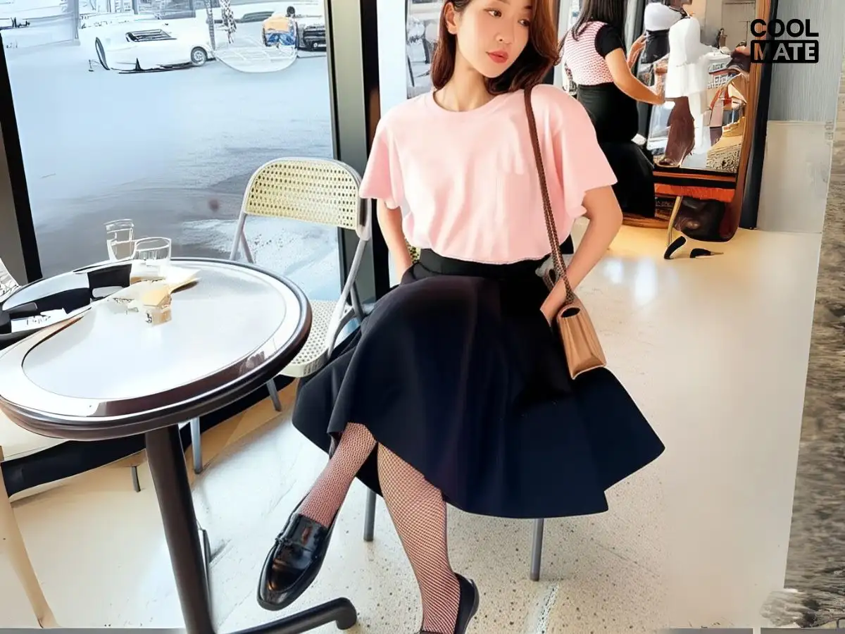 Trẻ trung đi quán cafe với chân váy chữ A đen, áo phông hồng pastel và tất lưới