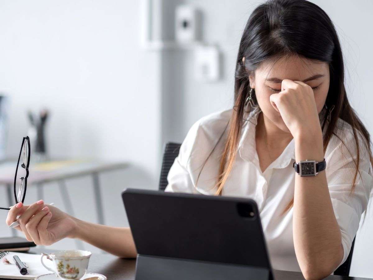 Chế độ sinh hoạt không tốt cũng góp phần tạo nên nếp nhăn quanh miệng