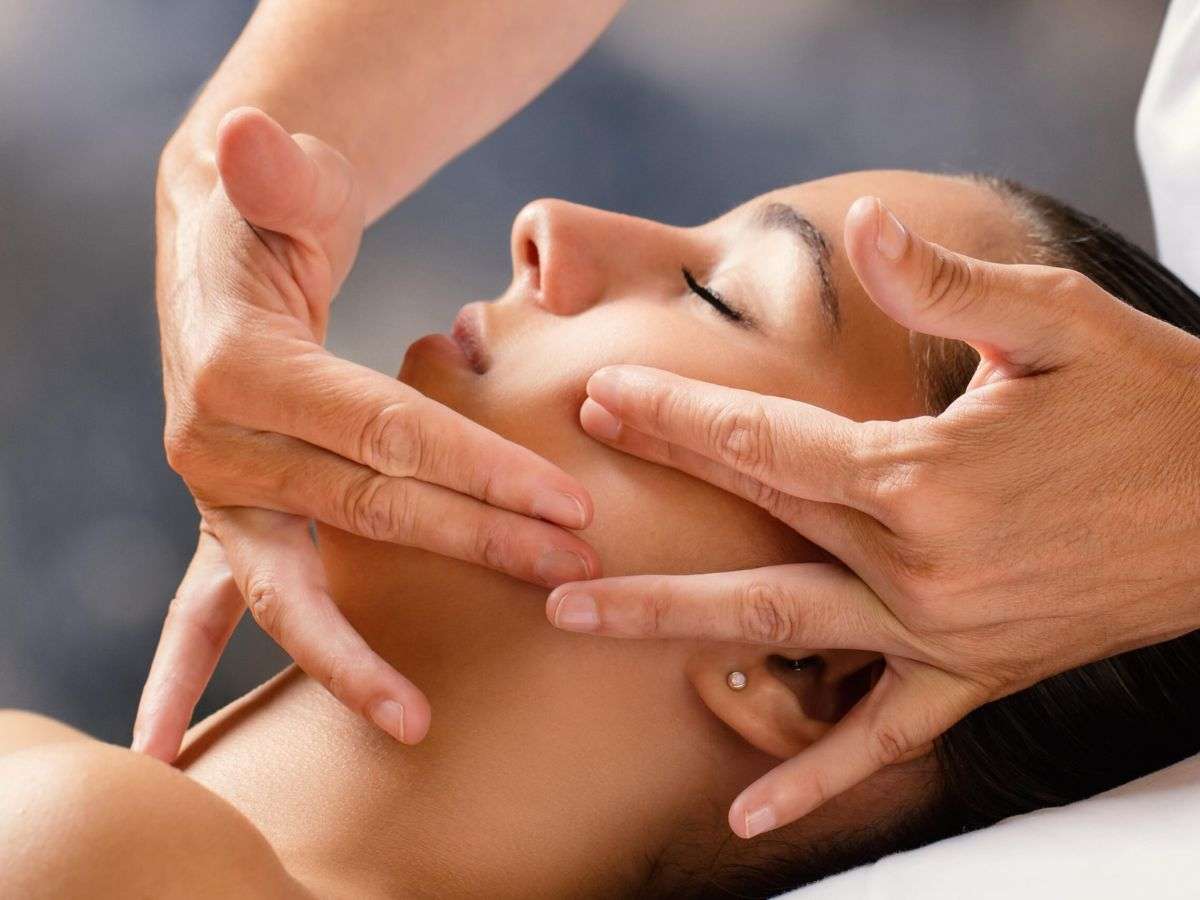 Một số động tác massage mặt hiệu quả