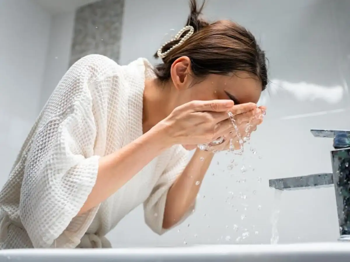 Đừng quên tẩy trang và rửa mặt thật kỹ