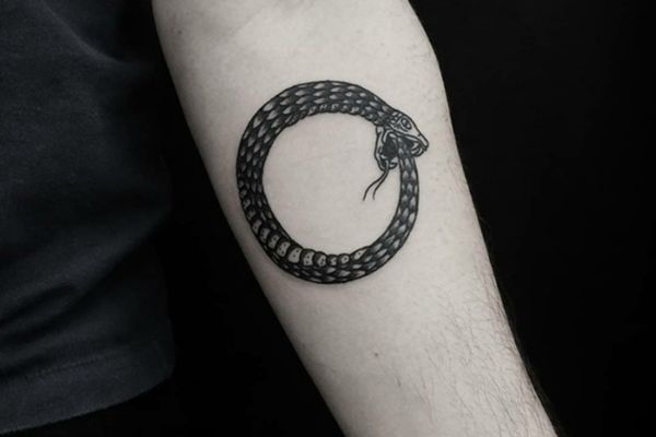 Những mẫu hình tattoo rắn độc đáo và sáng tạo sẽ khiến bạn không thể rời mắt khỏi chúng. Đó có thể là những hình ảnh vẽ rắn với đường nét tinh tế và phong cách cổ điển hoặc các mẫu rắn được biến tấu đầy sáng tạo với nhiều yếu tố hiện đại.