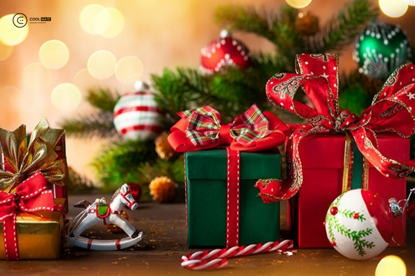 Món quà Noel: Cùng tìm hiểu xem những món quà Noel đặc biệt này đem lại những niềm vui và ý nghĩa như thế nào cho người được tặng. Quà tặng có thể là một món đồ chơi, hoa tươi, bánh kem hay đồ lưu niệm. Hãy cùng khám phá với chúng tôi nhé.
