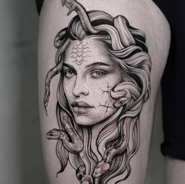 Nữ thần Medusa biểu trưng cho sự thẳng thắn, mạnh mẽ, kiên định và dũng cảm