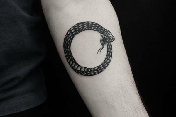 Hình ảnh rắn tự cắn đuôi mình tạo thành một vòng tròn tượng trưng cho sự luân hồi, liên tiếp