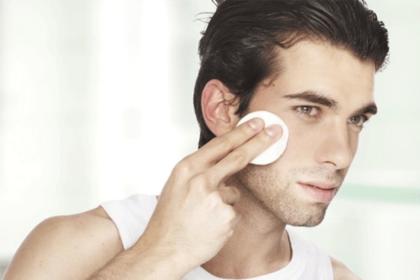 Bước tẩy trang cực quan trọng khi chăm sóc da mặt nam giới
