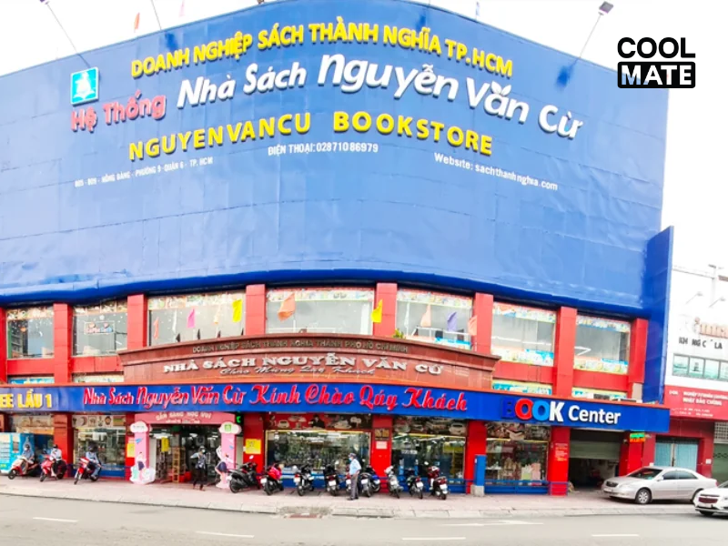 Nhà sách Nguyễn Văn cừ là địa chỉ mua sắm đồ trang trí Noel tốt (Nguồn: Reddit)