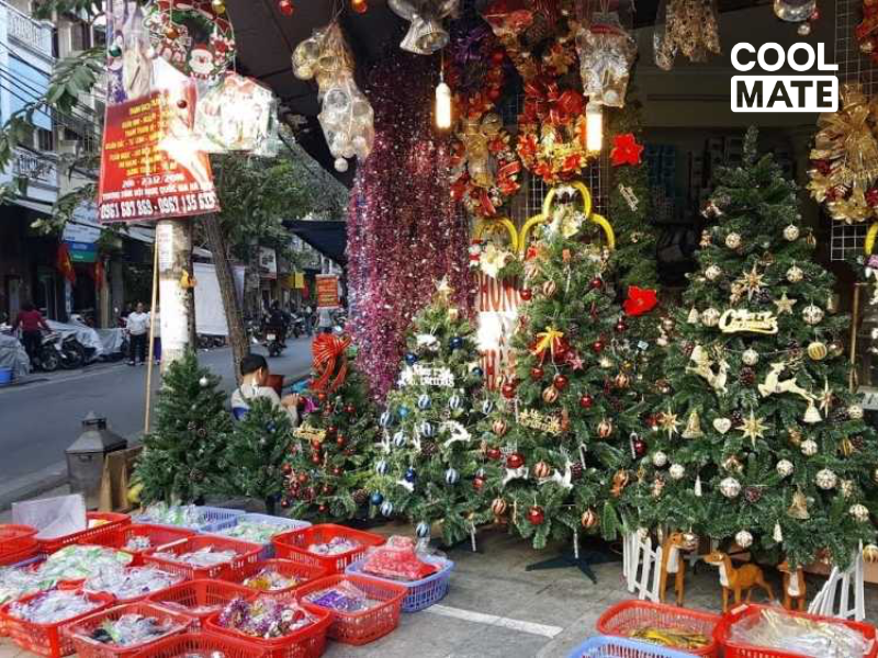 Cửa hàng Hiếu Hạnh có đa dạng các món đồ trang trí Giáng Sinh (Nguồn: VTC News)