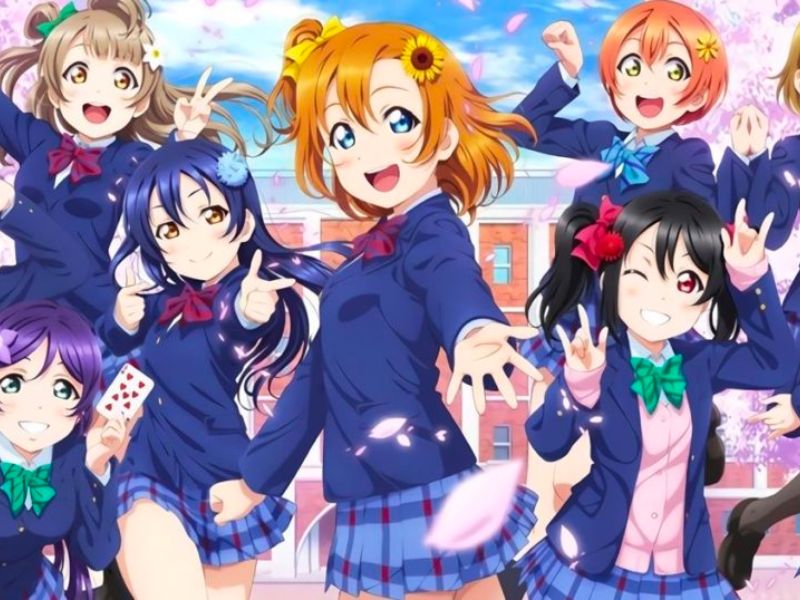 Love Live! School Idol Project kể về hành trình giải cứu một ngôi trường sắp phải đóng cửa