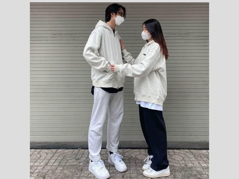 Áo hoodie zip phối với quần nỉ suông cá tính