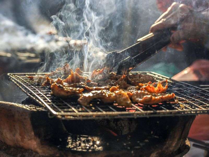 Thực phẩm bạn cần tránh khi theo chế độ ăn Okinawa là thịt xông khói