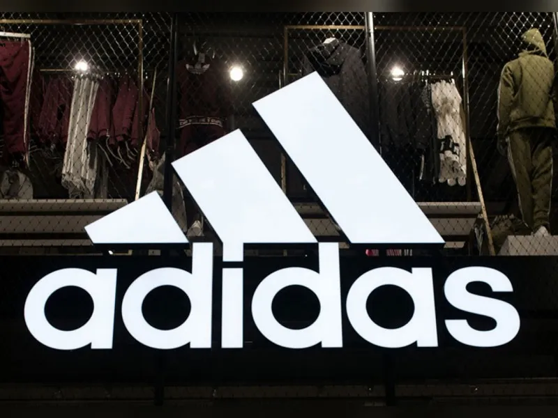 Logo Adidas: Ba đường kẻ sọc trắng