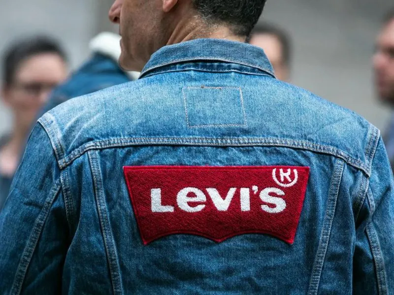 Logo Levi's: Dòng chữ trắng trên nền đỏ