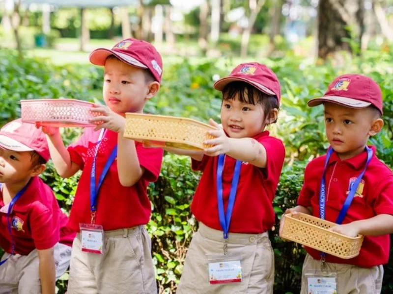 mẫu mũ đồng phục mầm non đỏ đô