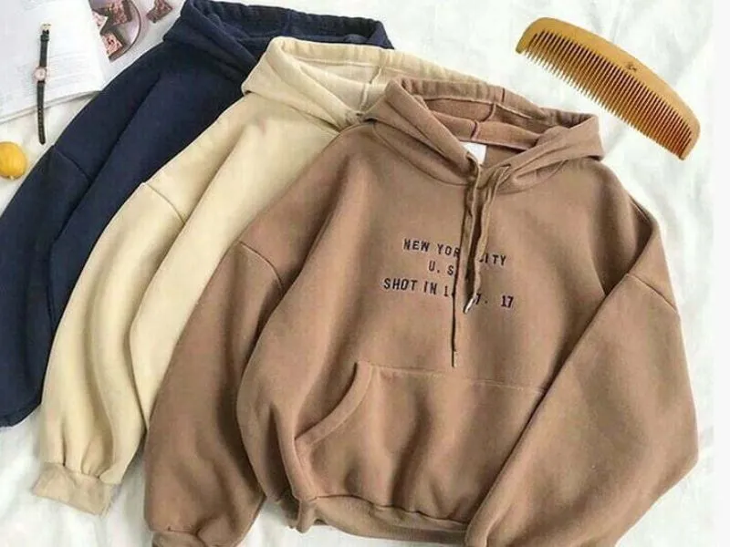 Sử dụng lược răng nhỏ giúp đánh bay những cục bông xù có trên áo hoodie