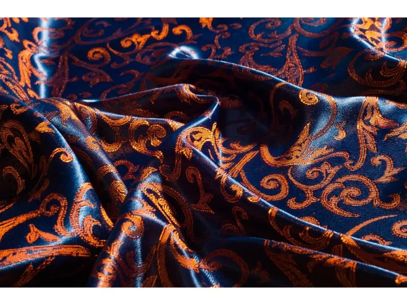 Damask là một loại vải đặc trưng với hoa văn Jacquard.