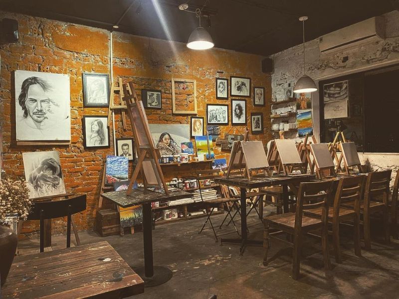 Không gian nghệ thuật tại Couchsurfing Café.