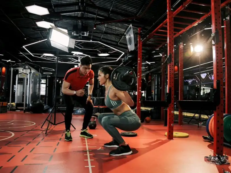 Tập gym ở phòng tập