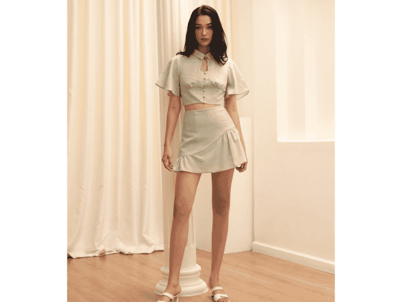 Áo croptop tay bồng kết hợp với chân váy midi xếp ly