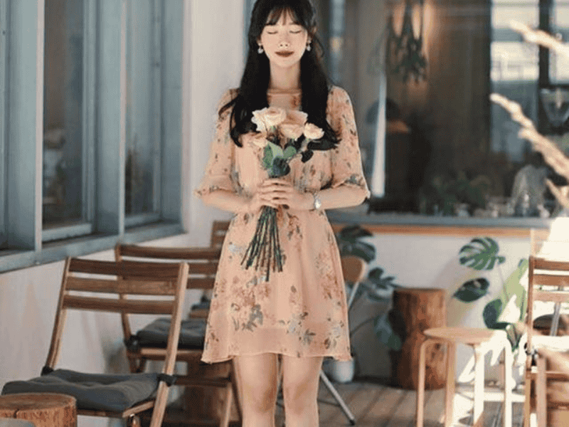 Váy liền thân hoa nhí kết hợp với giày cao gót màu nude